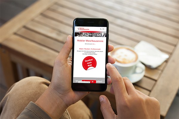 Smartphone mit der Website des Mobilen Metallbauservice
