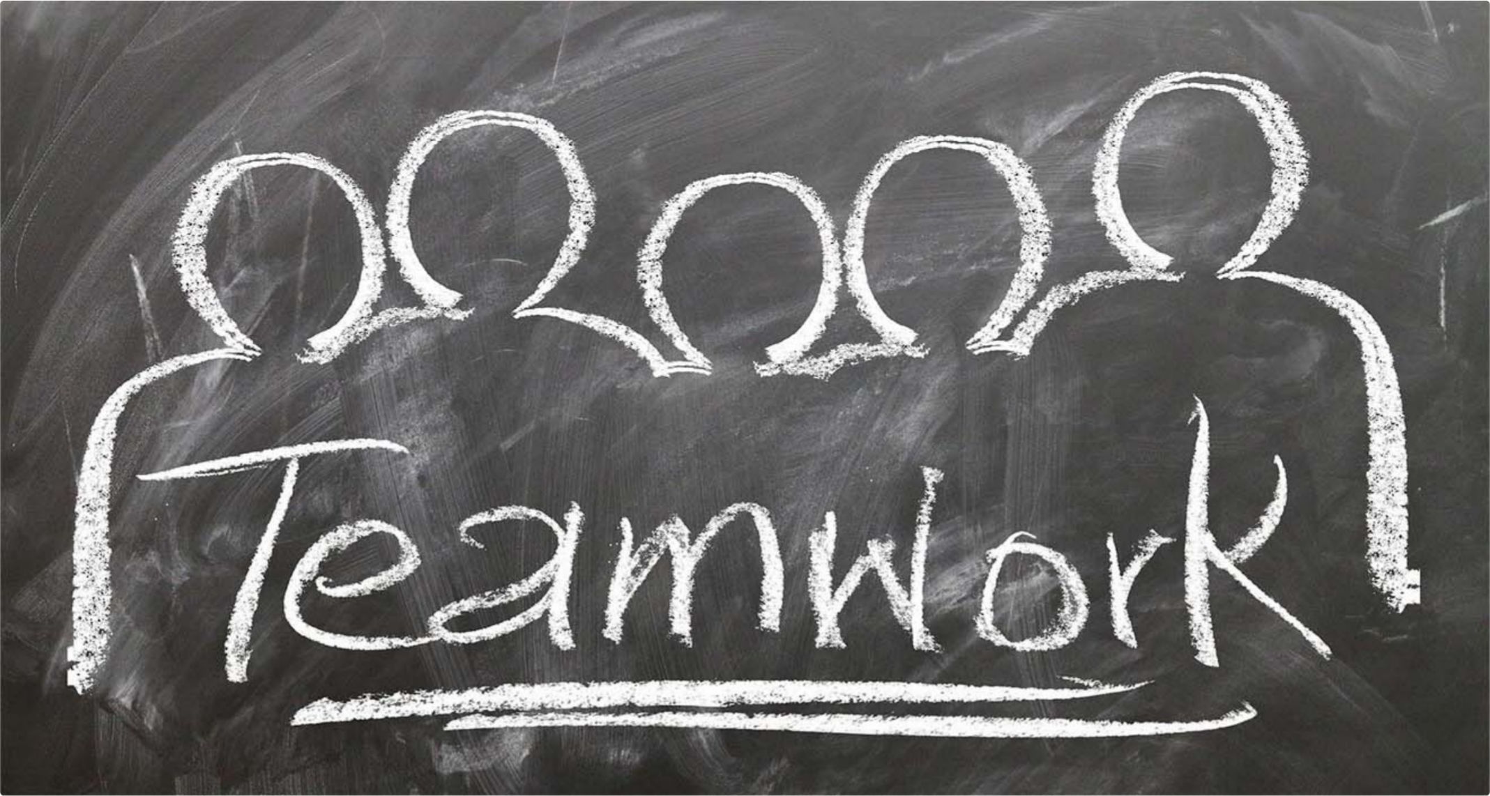 Kreidezeichnung „Teamwork“ auf einer Tafel
